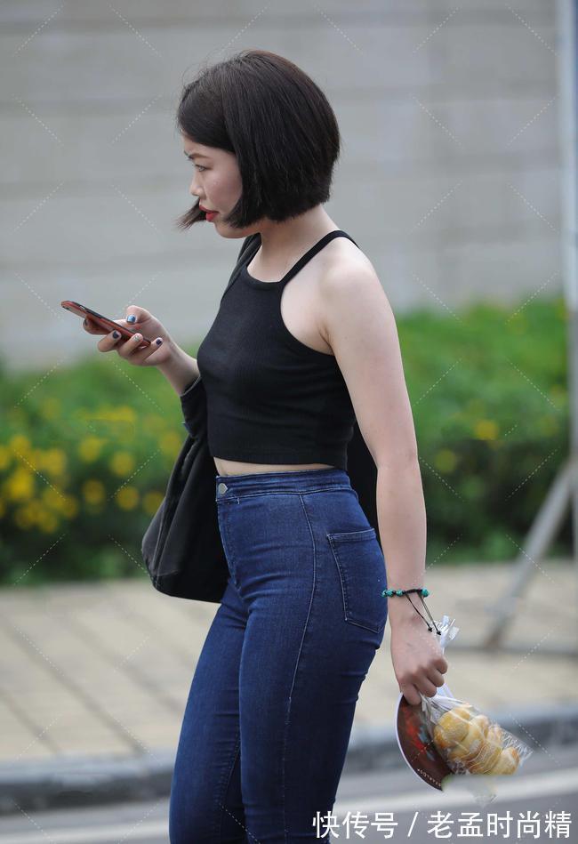 修身牛仔裤|黑色不只可以搭配白系,搭配蓝系牛仔裤,也可展现休闲时尚范儿