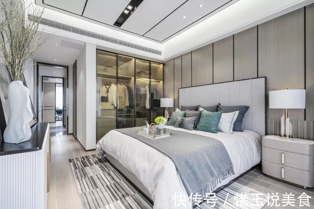 卧室内|还在买衣柜现在流行“挖墙”装衣橱!