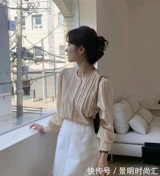 紧身衣 春末夏初适合“温柔感”穿搭,尝试舒适随性的韩系风,好看显气质