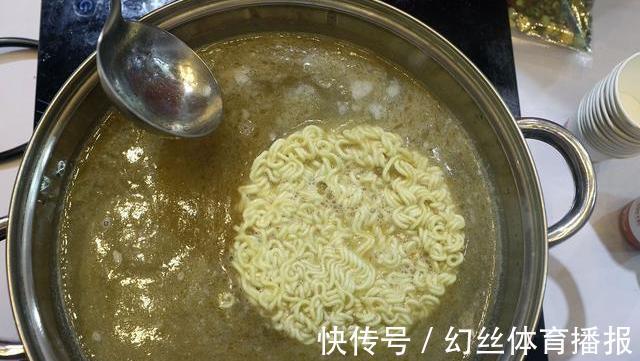 汉堡|长肉最狠的主食,米饭馒头不在列,榜首堪比“喝油”,劝你管住嘴
