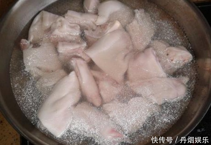 炖猪蹄时,光焯水不行,教你一招小技巧,猪蹄炖好没腥味,香喷喷