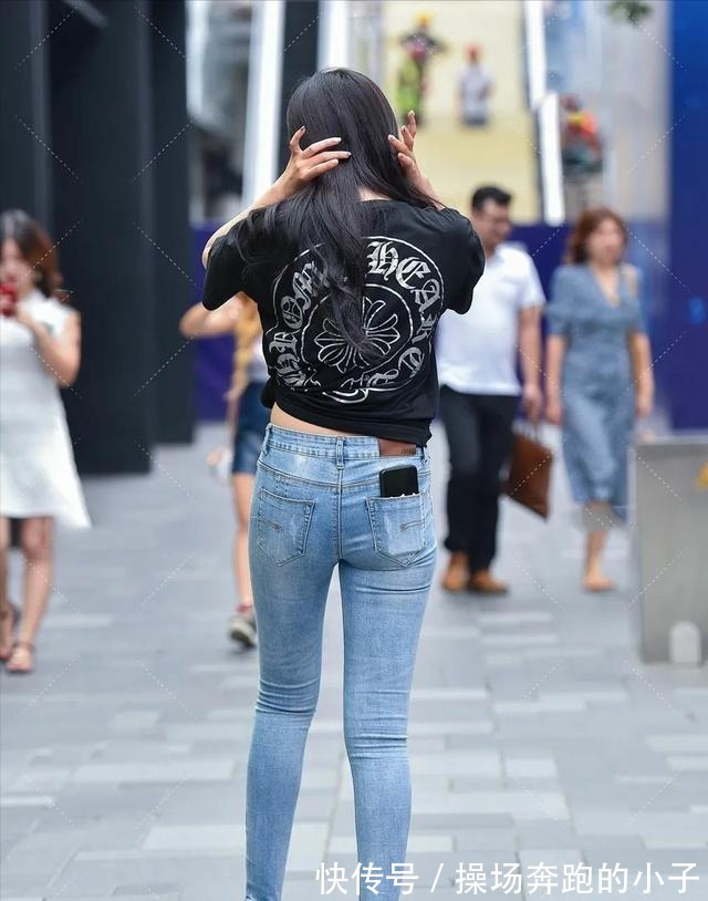 小姐姐|微胖身材这样穿才好看,黑色T恤搭配紧身牛仔,遮肉还显迷人小蛮腰