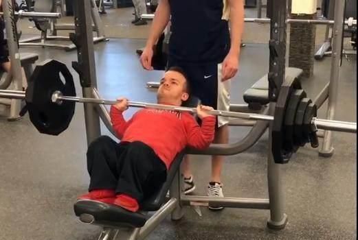 消防员|世界上最矮消防员,杠铃卧推220斤,他的肌肉不输正常人