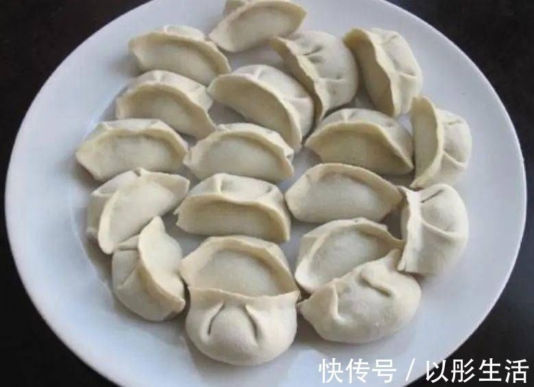 冻饺子前,往表皮撒点“它”,饺子不粘不开裂
