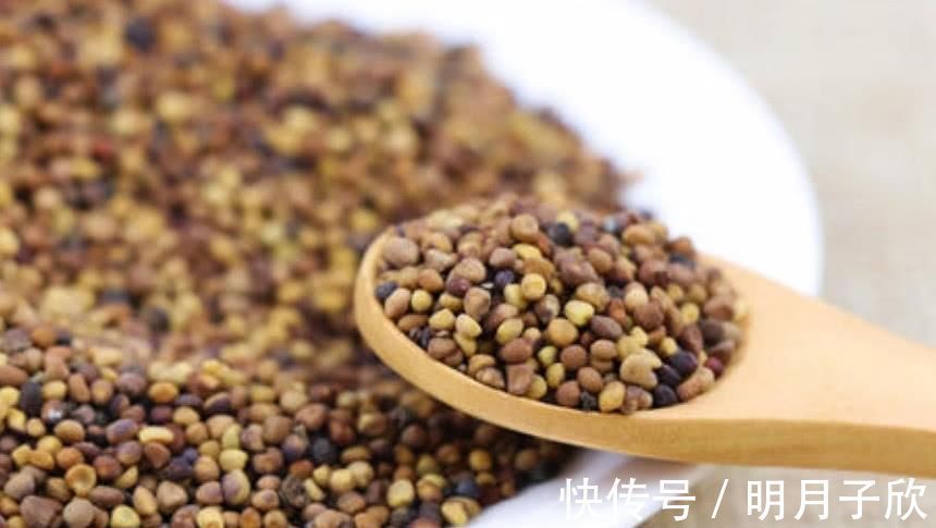 白发|黑豆加“它”泡水,坚持每天喝,乌发养颜,白发悄悄变黑发!