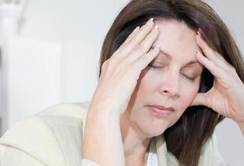 头发|何时洗头最佳?早上还是晚上?很多人多做错了,难怪头发一掉一把