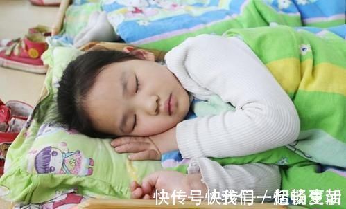 孩子|老师将一孩子午睡发群里,家长群一下炸了,亲妈认领:我家娃没错