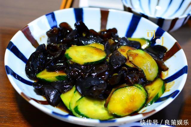 周末的晚餐4个菜都是硬菜，还配上水果饮料，你看吃得如何