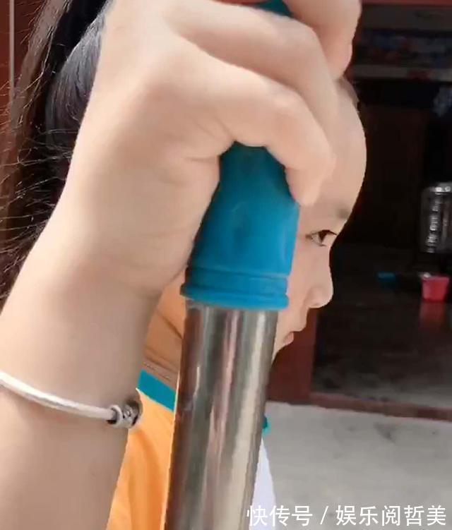 姐姐|弟弟中午不回家吃饭,姐姐扛拖把追打弟弟3条街,气势逼人惹人笑