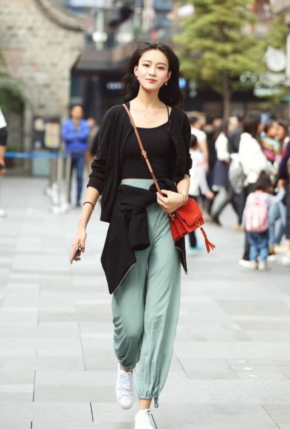 穿搭|穿搭很休闲随性的姑娘,穿收腿裤提升造型,给人一种自信亮丽的感觉
