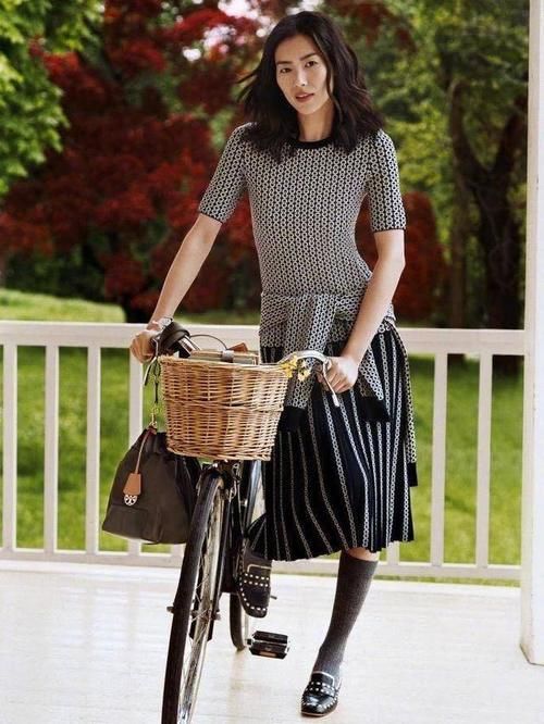 时髦有讲究的女人，穿裙子很少搭配高跟鞋，换上这4双才惊艳秋天