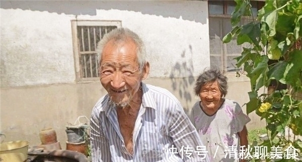 古石碑$老農在自家菜園發現“古石碑”,專家研究后,問:敢問祖上何人?