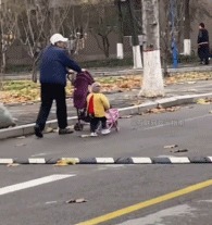 |搞笑GIF段子:军训中遇到的妹子,我是不是该提前出手了?