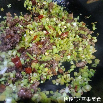  这道芹菜炒牛肉，超级简单，绝对下饭