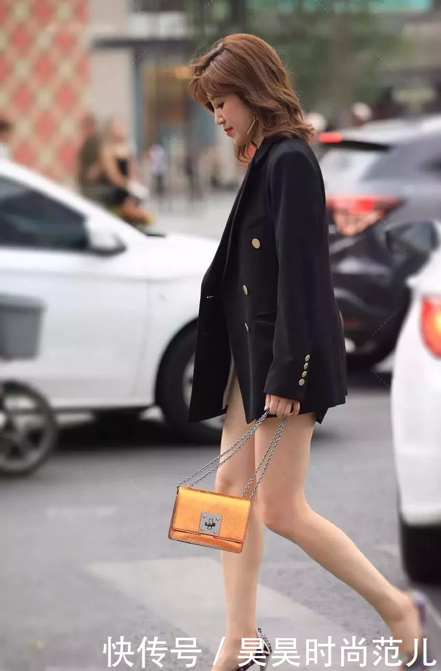 选择|气质女生的秋日穿搭,一身成熟黑色西装外套+短裤搭配,大胆知性