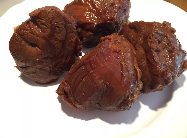 厨师长教你酱牛肉的做法,色泽油润褐红,肉质嫩烂松软