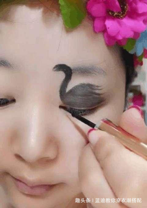 女子|女子将眼皮画成天鹅状,眨巴眼睛的时候,效果很清奇