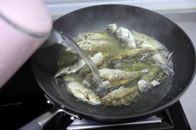 鲫鱼豆腐汤|它的营养比甲鱼还高,浑身上下全是宝贝,一斤7元却无人问津