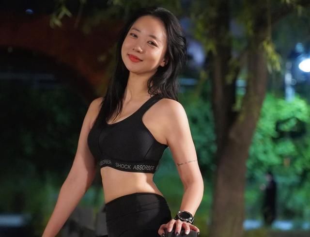 跑友|姑娘爱跑步,身材很苗条,跟着跑友练力量,身材更好了