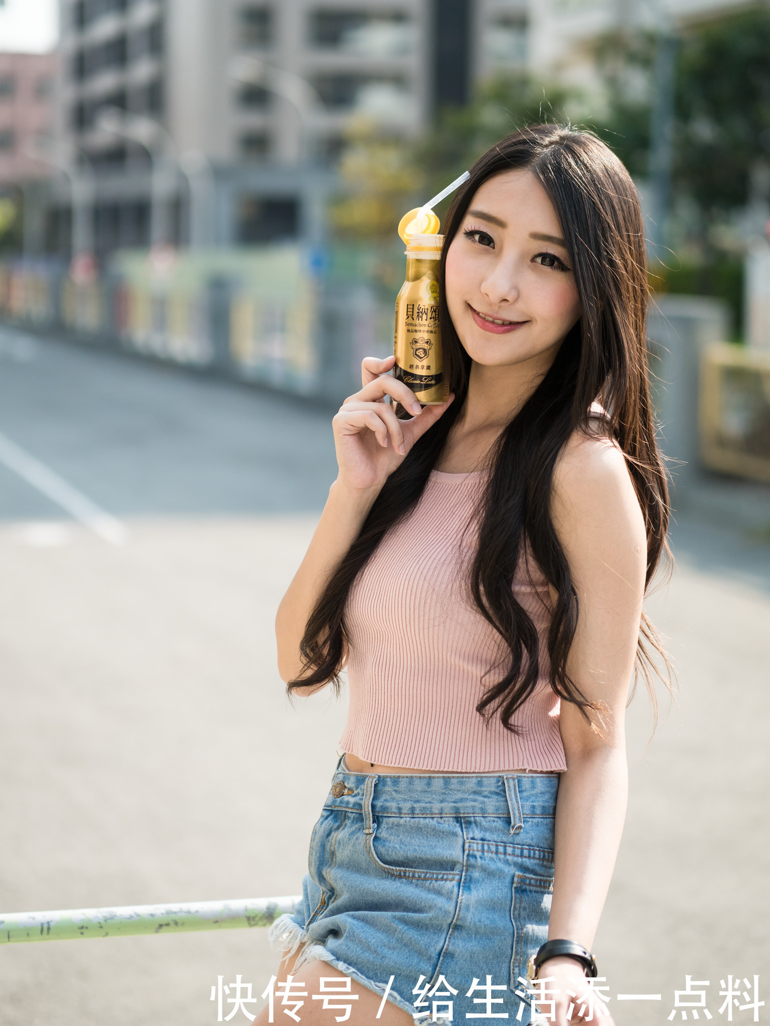 清爽靓丽的吊带背心如何搭配才能让女孩子更加清新靓丽呢?