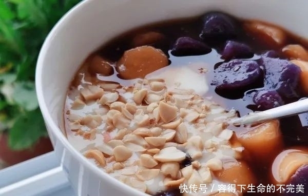 李雪琴:喝奶茶像吃大米饭?可年轻人就好这口“八宝粥”!