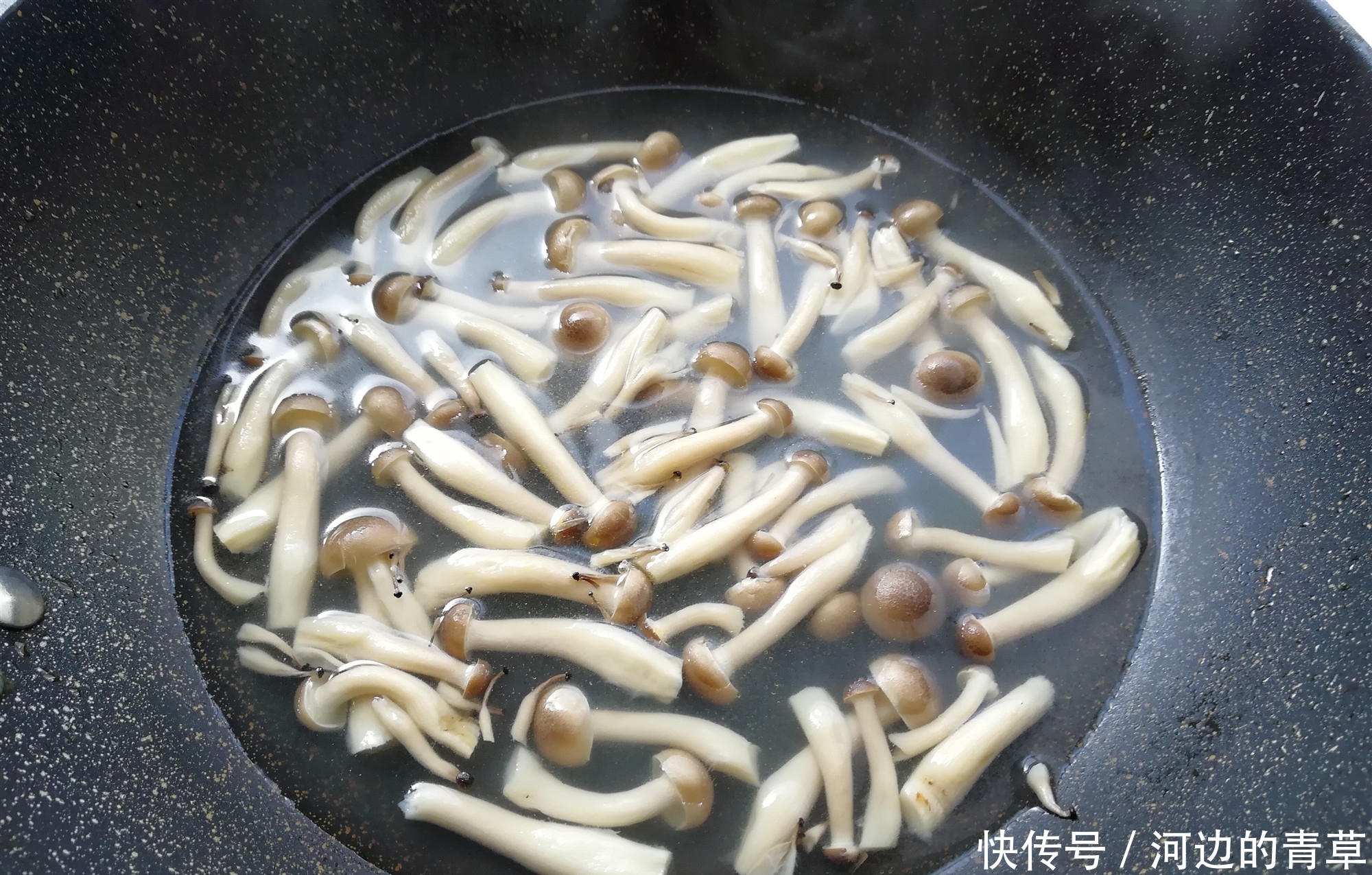  韭菜和鸡蛋是绝配，加上这个食材一起炒，味道更鲜美，营养吸收好