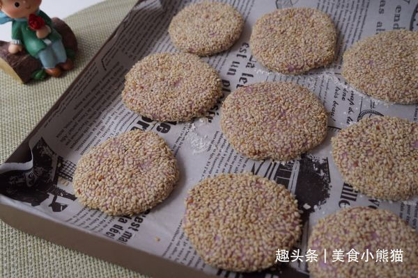 夜市地摊需要排队才能买到的紫薯豆沙饼,在家10分钟能做1大盘