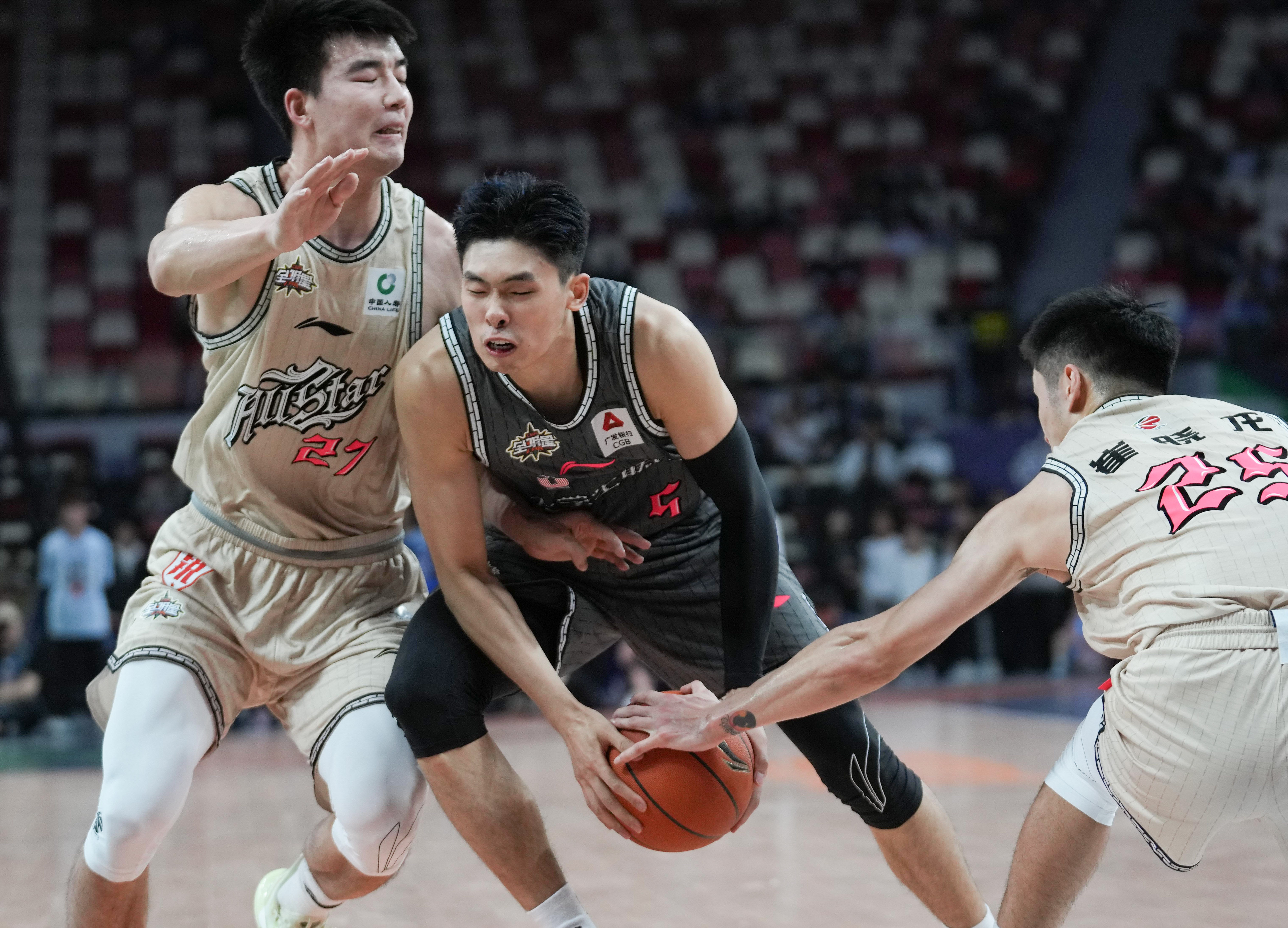 cba全明星星锐赛一日双赛 大学生球队一胜一负