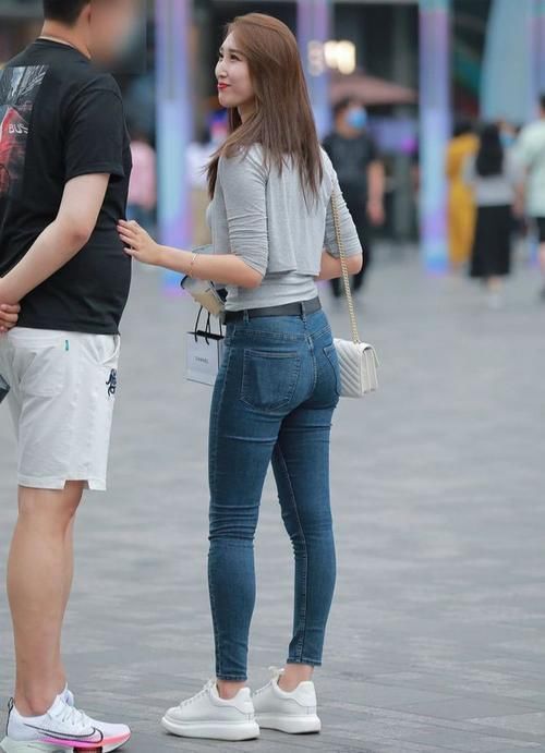 青春时尚 女神青春时尚,怎么穿才更美?牛仔裤是最佳方案!
