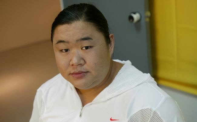孙爱民|“举重冠军”唐功红:冒死一举为国夺冠,33岁闪婚普通人收获幸福