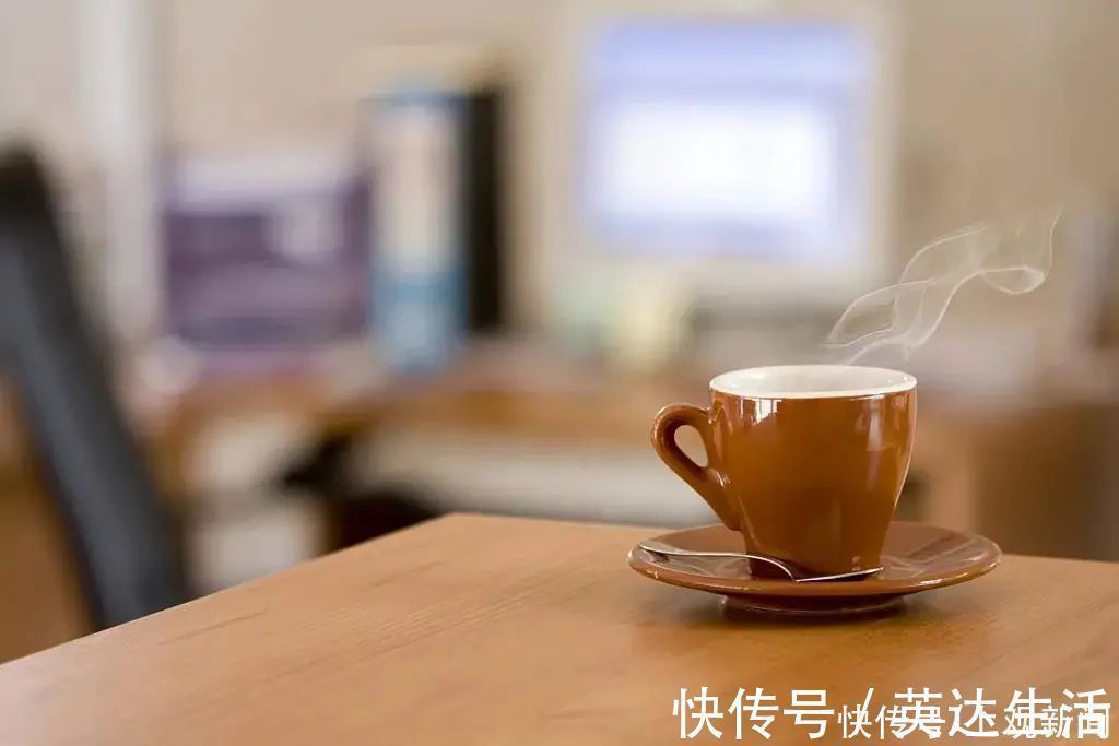 陶瓷杯|用错水杯等于喝“毒”！玻璃杯、不锈钢杯……最安全的水杯居然是？