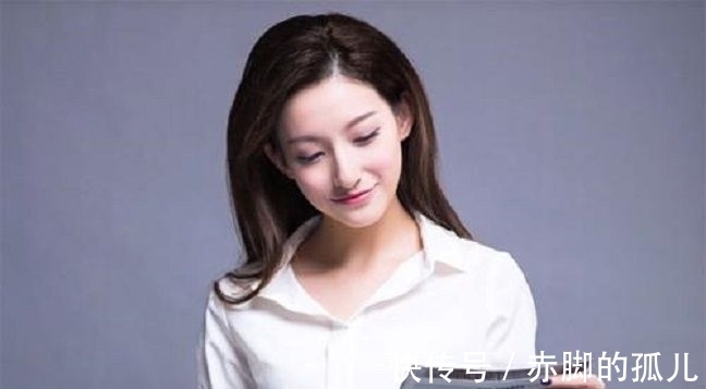 中央电视台|董卿接班人马凡舒，走秀时一个动作让在场人惊了，她做了什么