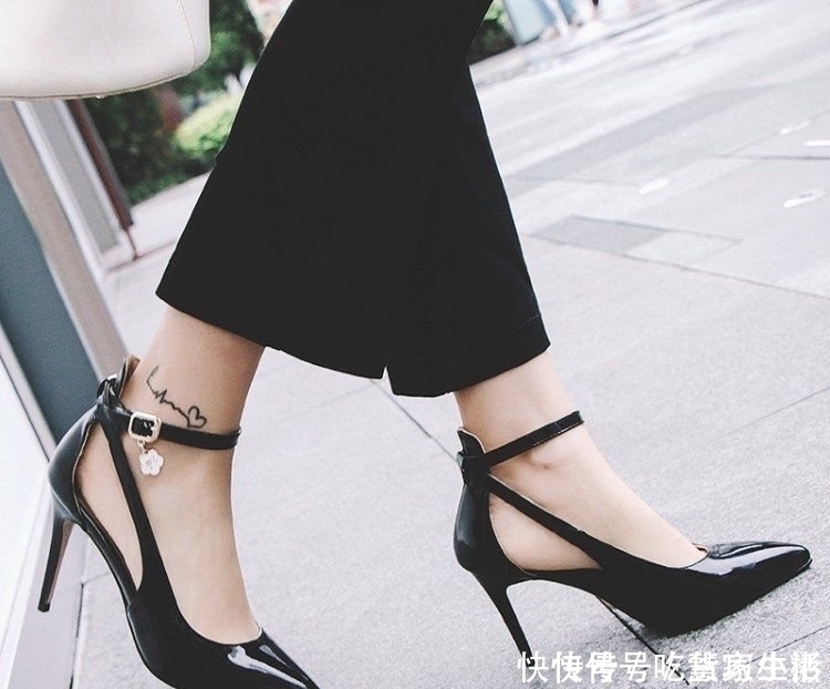 一字扣 现在的高跟鞋真高级,高跟控老婆看到后尖叫,说睡觉都想穿着