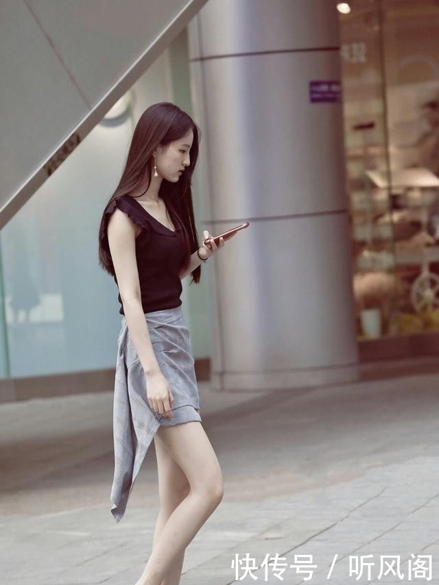 高跟鞋|路人街拍，小姐姐穿了一条紫色吊带裙，展现出气质美