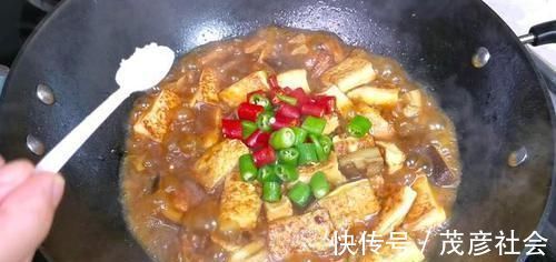 豆腐和香菇是绝配,冬天这样吃实在太香了,比大鱼大肉都好吃