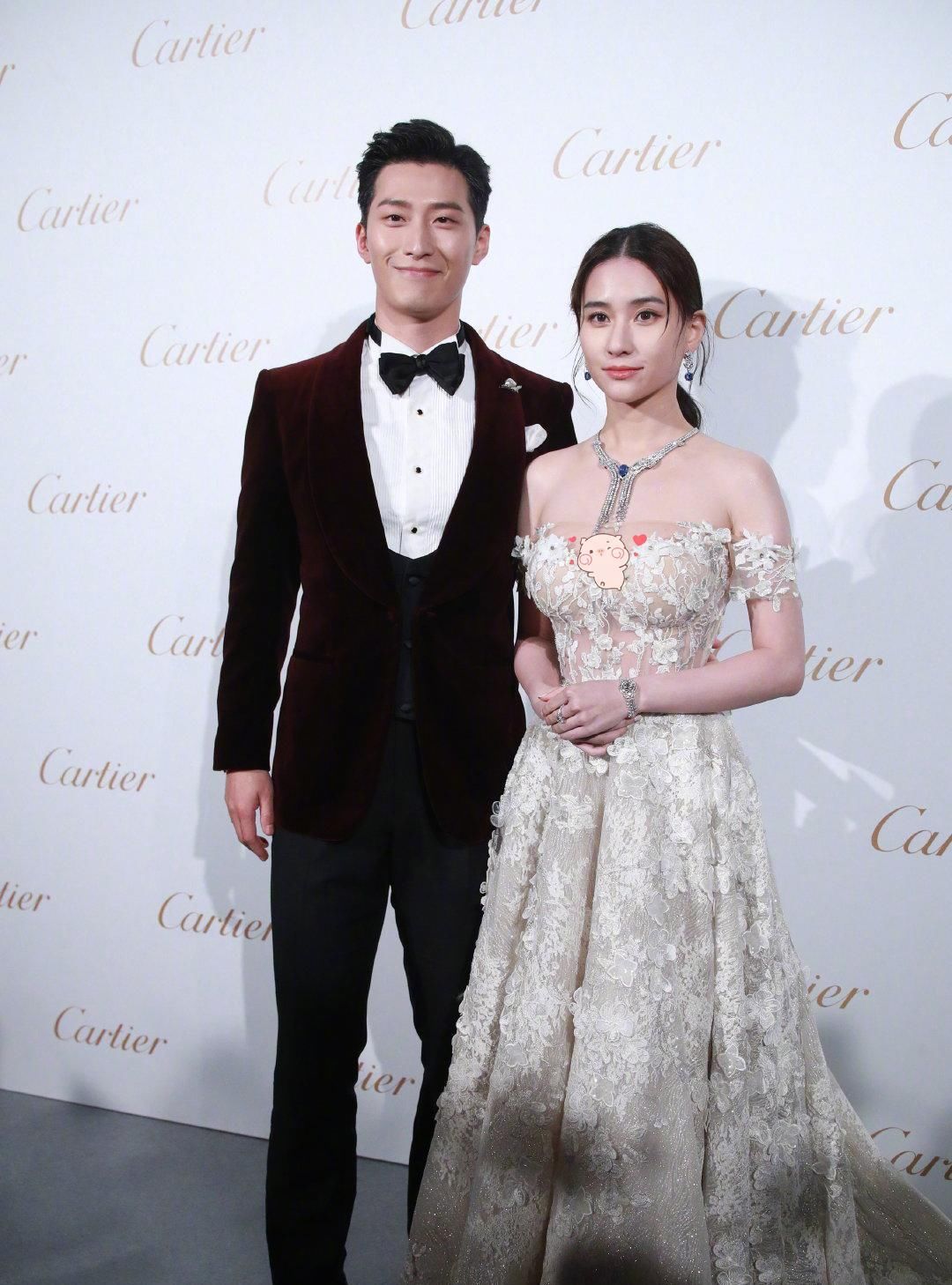 窦骁携何超莲甜蜜亮相，女友穿白色蕾丝抹胸裙，真的太美了