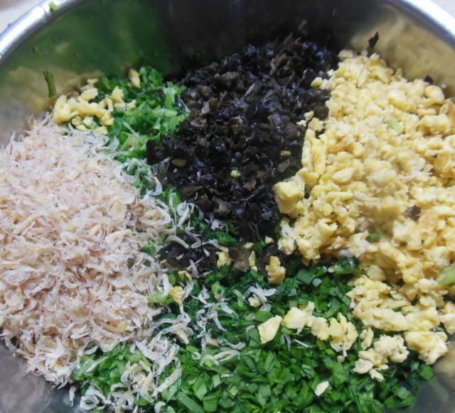 无油三鲜韭菜盒,皮薄馅大,配上一碗粥,早餐吃着超满足