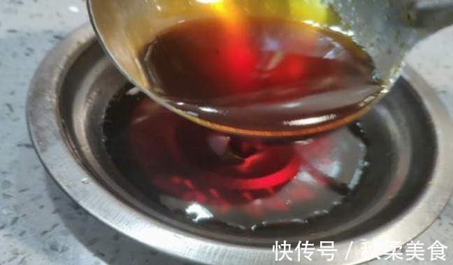 炒糖色时，冰糖先下锅就错了，大厨教你做法，红润鲜亮，不糊不苦