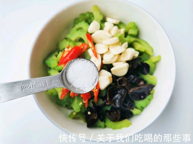 苦瓜|苦瓜太苦不爱吃？厨师长教你一招，多做3步，鲜嫩又脆爽，没苦味