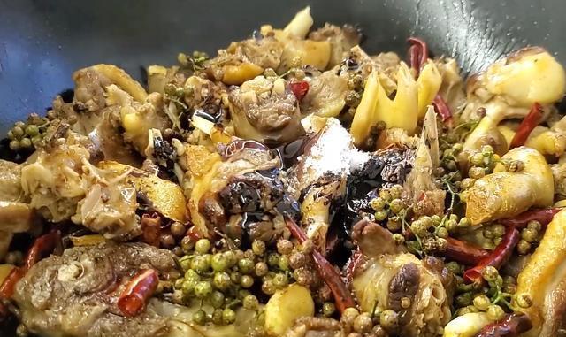 我家|鸭肉我家10次有9次这样做,麻辣爽口,胃口大开,吃完直呼过瘾