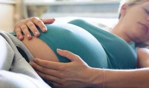 孕妇|孕期的这4种“睡姿”，准妈妈要尽量避免，胎儿很难受