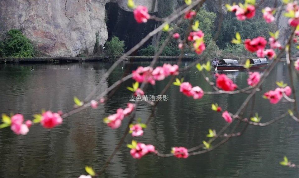 2021年4月，绍兴东湖最美的画面来了，桃红柳绿，小桥乌篷船