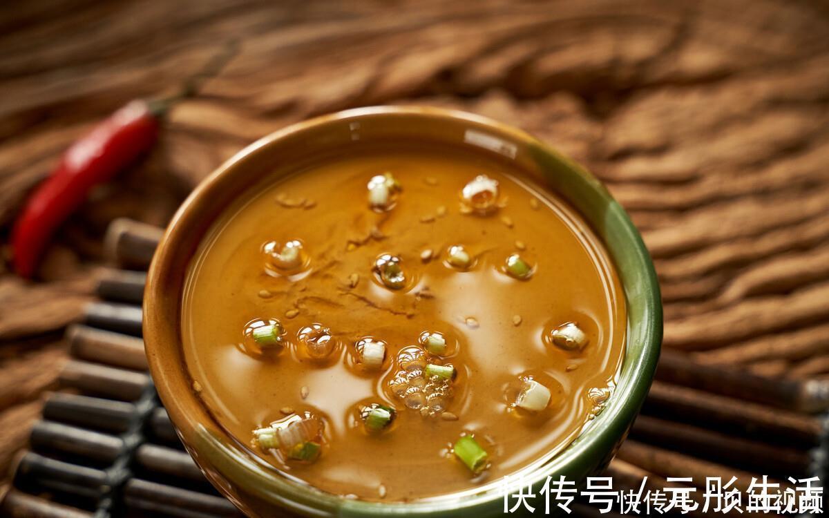 火锅|调芝麻酱，用水还是用油？老师傅教你此种做法，口感香浓顺滑
