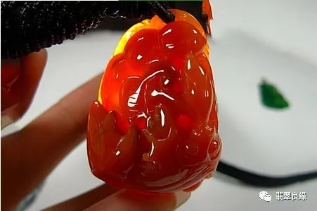 红翡适合什么人佩戴？