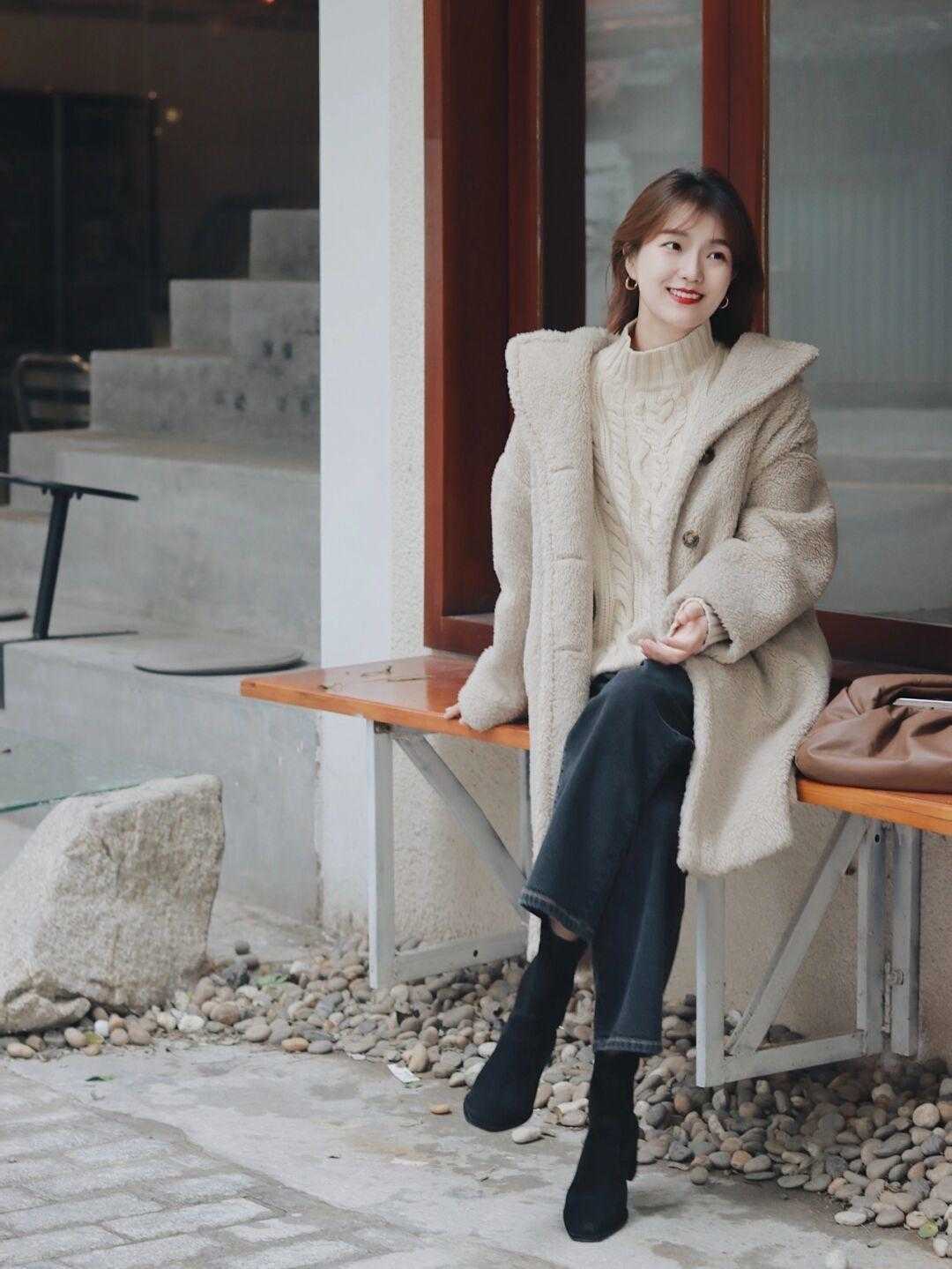 减龄 冬天造型不全是沉闷的!学会“上浅下深”的穿法,明艳又减龄