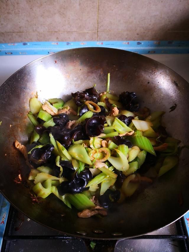 分钟|泡木耳只加水就错了,大厨都这样做,2分钟泡开,木耳又大又好