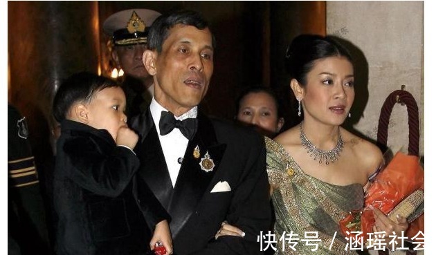 写真!泰国最美王妃被废前夕设计师跪地给她整理衣服,纵容娘家人圈钱