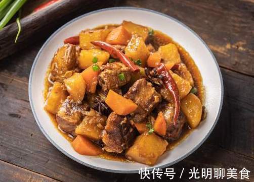腥味|炖排骨时，先焯水是不对的，多做一步，排骨又鲜又嫩，还没有腥味