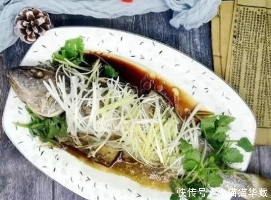 清蒸鱼时,有人放盐,有人放酱油,厨师长都不放教你正确做法