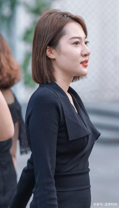 v领|绑带高跟鞋搭配黑色V领连衣裙，知性优雅，彰显贵妇气质